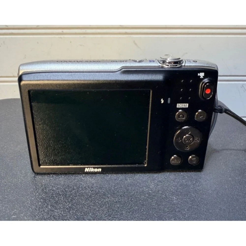 Nikon Coolpix S3300 16.0MP Compact Digital Zoom Camera bundle Silver Tested